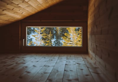 Sauberer Dachboden aus Holz gebaut mit einem großen Fenster