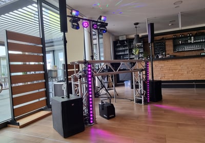 kompaktes DJ Setup in Restaurant für Hochzeit oder Geburtstag klein aber leistungsvoll RCF evox 8