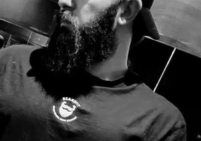 Bearded man with the BEARDFIT OVERSIZE FLEX