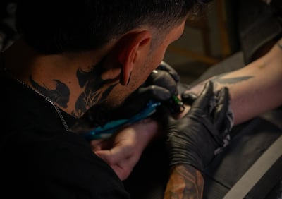 tatuointiartisti tatuoimassa 