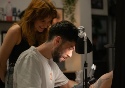 kaksi tatuointiartistia nauramassa