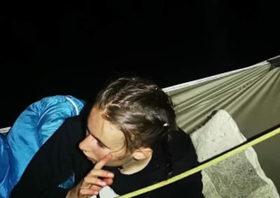 Jeune fille dans un hamac.
