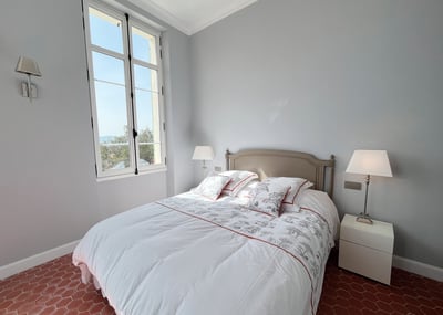 Suite parentale avec sa salle d'eau attenante et terrasse privative vue mer