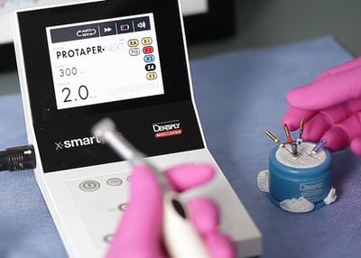 aparelho para tratar o canal usando instrumentos especiais, que tornam o procedimento mais rápido e seguro