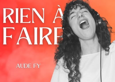 Aude Fy, chanteuse en train de chanter, c'est la vignette de la chanson Rien à faire