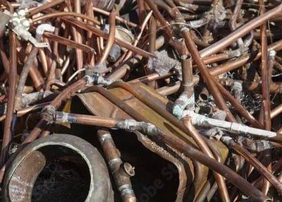 Kupferrohre aus dem Heizungsrückbau Alte Installation wertvoller Kupferschrott
