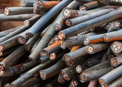 Kupferkabelschrott aus Altbeständen Kabel mit Kupferkern bereit zum Recycling