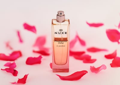 Photographie retouché avec de l'ia d'un parfum floral