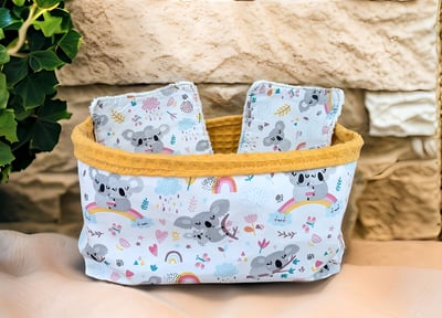 Lingettes lavables motif koala et arc en ciel dans leur petit panier de rangement