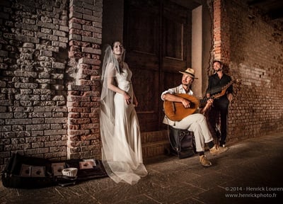 couple à proximité d'un musicien