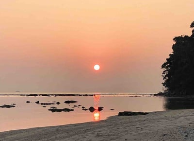 Coucher de soleil depuis une plage d'Havelock dans les îles Andaman et Nicobar.