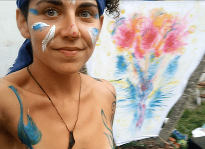 Selfie de Naía en face de sa peinture pour l'évenement jambazarte das minas