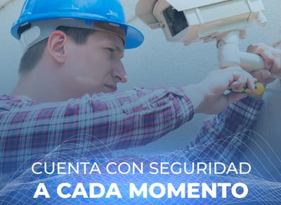 Técnico trabajando en tablero eléctrico con casco de RTC Soluciones.