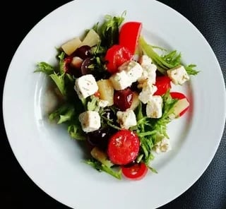 greek-salad-white-plate