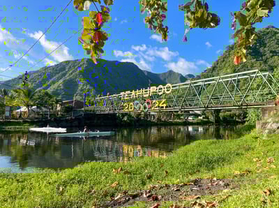Vue du pont menant à Teahupoo avec le logo des Jeux Olympiques 2024 affiché, Tahiti, Polynésie française.