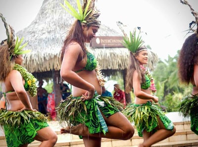 Tahitiennes vêtues de tenues traditionnelles lors d'une danse locale à Tahiti.