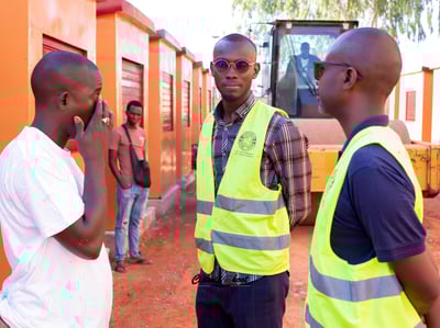 Un groupe d'hommes debout sur un site de construction