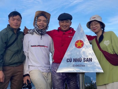 A Hờ Tour & Homestay Y Tý: Hình ảnh A Hờ cùng khách hàng đi leo núi trekking Lảo Thẩn, Cú Nhù San, Ngũ Chỉ Sơn, Kỳ Quan San