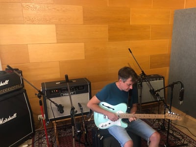 Guitariste en production d'album au Fil's HOUSE Studio