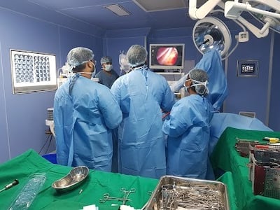 Dr Vijay Chandar performing Arthroscopic Rotator cuff repair