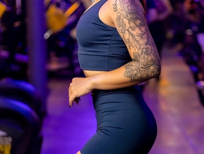 Conjunto fitness feminino com top e shorts de cintura alta, confortável e estiloso para treinos.