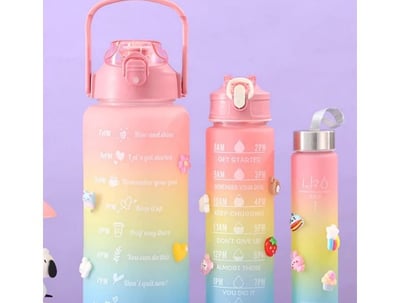 Kit de garrafas de água coloridas, reutilizáveis e ideais para hidratação diária.