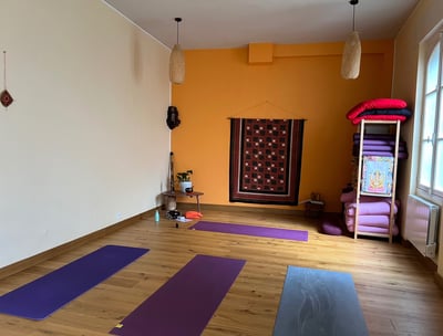 Salle de yoga, Sarasvati, espace DEVI, tapis de yoga, booster, sangles