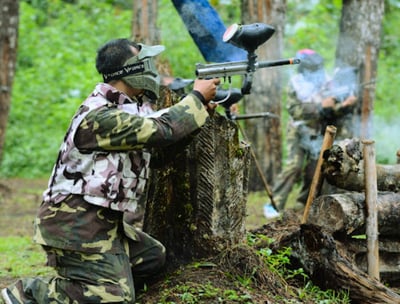Peserta mencoba paket paintball lengkap dengan seragam kamuflase dan perlengkapan safety