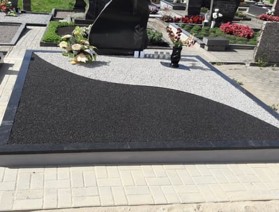 Pamato liejimas, bortelių uždėjimas, paminklo pastatymas, kapo užpildymas skaldele