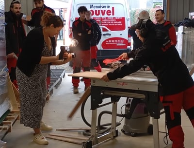 Equipe de l'entreprise louvel en tournage sur site avec videaste léa olivier