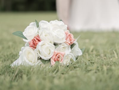 Et le bouquet des mariés est posé dans l'herbe