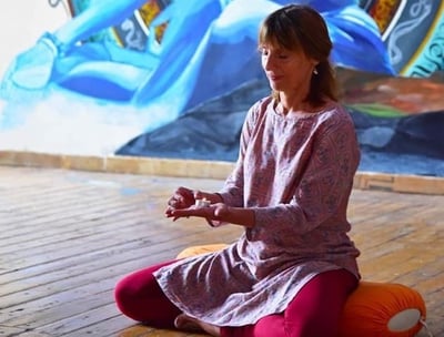 professeur de yoga assise
