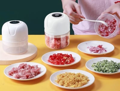 Mini processador triturador elétrico, compacto e prático para facilitar o preparo de alimentos.