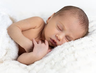 Sessió de fotos newborn a Girona amb una bebè recent nascuda dormint en estudi fotogràfic