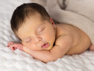 Sessió de fotos newborn a Girona amb una bebè recent nascuda dormint en estudi fotogràfic