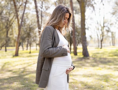 Sessió de fotos d'embaràs a Girona amb una dona embarassada en un entorn natural exterior
