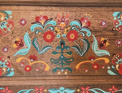 Motifs d'inspiration bohème boho peints par Fresh Fresque sur un meuble en bois