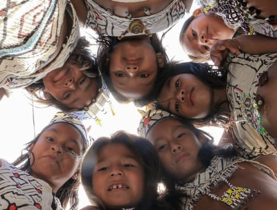 Grupo de niños en círculo de la Comunidad Yine