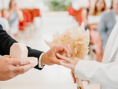 Les mariés échangent les alliances dans la mairie