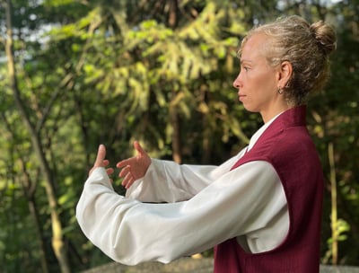 Nihan Gencer shapes the breath of life through silent Qi Gong, embraced by ancient trees.
