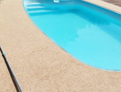O piso drenante é composto por uma mistura de pedras naturais, como mármore, granito e quartzo