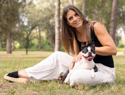 Sessió de fotos de mascotes a Girona amb un gos i una dona en un entorn natural exterior