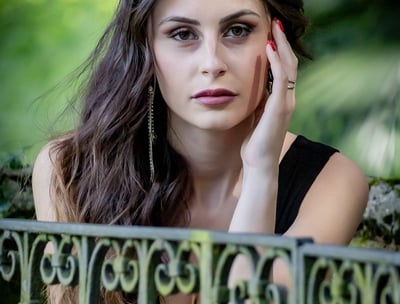 Ritratto emozionale: donna dallo sguardo intenso illuminata da luce naturale morbida, identità 