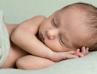 Sessió de fotos newborn a Girona amb una bebè recent nascuda dormint en estudi fotogràfic