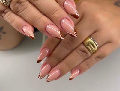 Alongamento de unhas realizado por nail designer no We Hall Beauty em Bauru, com acabamento delicado