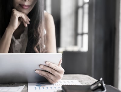 mulher com tablet nas mãos