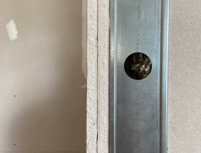 Detalhe da instalação de parede acústica em drywall duplo para tratamento de isolamento acústico