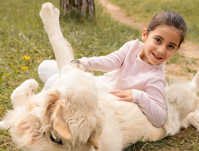 Sessió de fotos de mascotes a Girona amb un gos i una nena en un entorn natural exterior