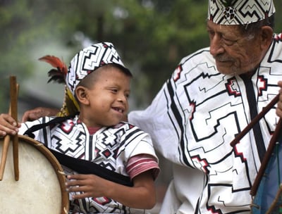 Niño y anciano de la Comunidad Yine