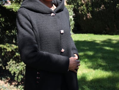 Manteau cousu à partir du modèle d'un ancien manteau adoré